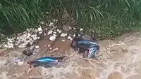 Detik-Detik Sepeda Motor Karyawan di Puncak Bogor Hanyut Usai Nekat Terobos Sungai Meluap