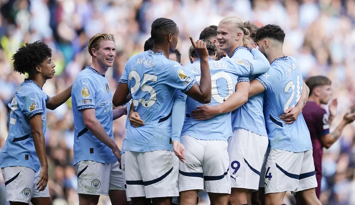 Para pemain Manchaster City merayakan gol yang dicetak oleh Erling Haaland ke gawang Ipswich Town pada laga pekan kedua Liga Inggris 2024/2025 di Etihad Stadium. (AP Photo/Dave Thompson)