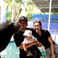 Atta-Aurel Hermansyah pergi haji, lihat di sini tampilan Aaliyah Massaid saat momong Ameena dan Azura. [@aaliyah.massaid].