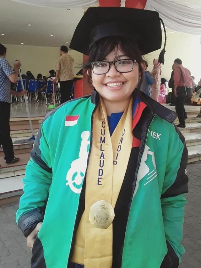 Mahasiswi Foto Pakai Jaket Ojol saat Wisuda, Kisah Perjuangan Ada di Baliknya