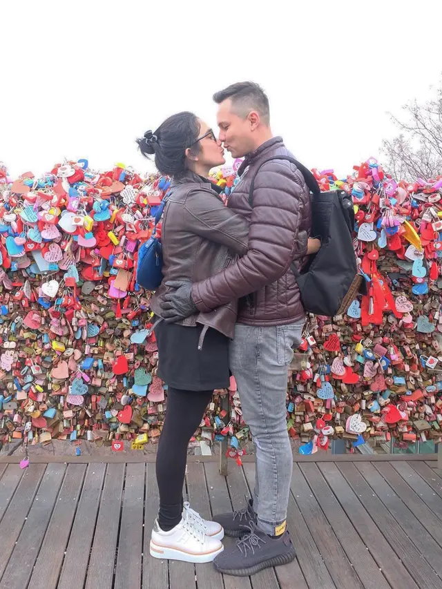 [Fimela] Keluarga Ussy Sulistiawaty dan Andhika Pratama