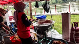 Relawan memasak makanan untuk pengungsi korban gempa Cianjur di Gedung Konvensi, TMP Kalibata, Jakarta Selatan, Rabu (30/11/2022). Kementerian Sosial membuka posko bencana gempa Cianjur di Jakarta dan Bekasi, salah satunya yang ada di Jakarta berada di TMP Kalibata. Posko ini berupa dapur umum yang akan memasok makanan siap santap untuk korban gempa. (Liputan6.com/Johan Tallo)