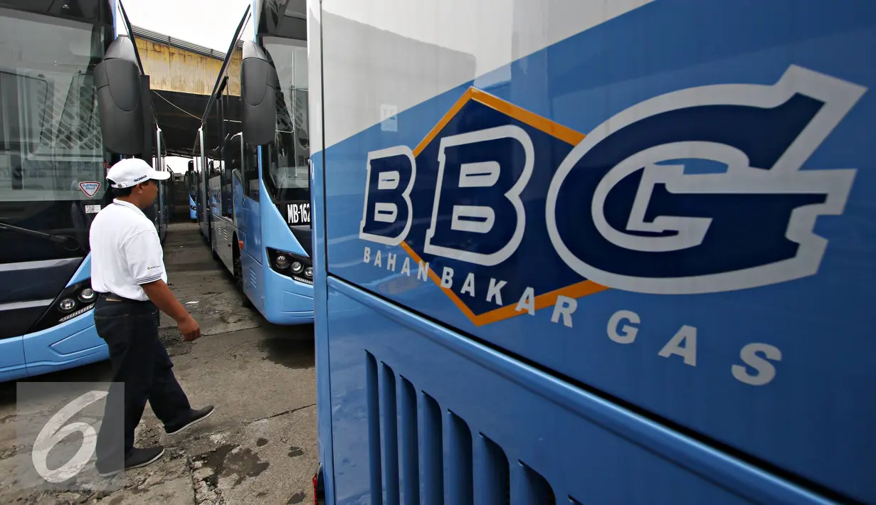 Petugas memeriksa kondisi bus gandeng yang siap dioperasikan di Pul PT Mayasari Bakti, Klender, Jakarta Timur, Selasa (26/4). PT Mayasari Bakti mendukung PT Transjakarta dalam mengelola transportasi umum di ibukota.( Liputan6.com/Immanuel Antonius)