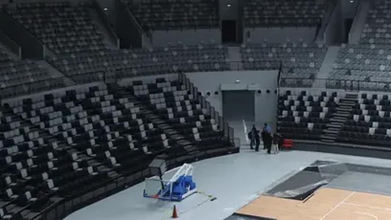 Tak hanya untuk bermain basket ataupun olahraga lain semisal bulutangkis, voli dan futsal saja, Jokowi bilang bahwa Indonesia Arena juga siap menerima permintaan untuk menggelar konser musik.