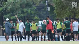 Pelatih Timnas Indonesia U-19, Indra Sjafri (jaket putih) memberi arahan saat laga internal timnya di Lapangan A Kompleks GBK, Jakarta, Rabu (3/10). Latihan ini persiapan Piala Asia U-19 pada 18 Oktober-4 November. (Liputan6.com/Helmi Fithriansyah)