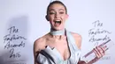Supermodel Gigi Hadid bereaksi sambil memegang trofi penghargaan International Model of the Year dalam acara Fashion Awards di London, Senin (5/12). Gigi berhasil mengalahkan adiknya sendiri, Bella hadid dan sahabatnya Kendal Jenner. (REUTERS/Neil Hall)
