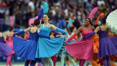 Sejumlah wanita menari saat upacara pembukaan Piala Eropa 2016 jelang laga Prancis melawan Rumania di Stade de France, Prancis, Jumat (10/6/2016) atau Sabtu dini hari WIB. (AFP/Francisco Leong) 