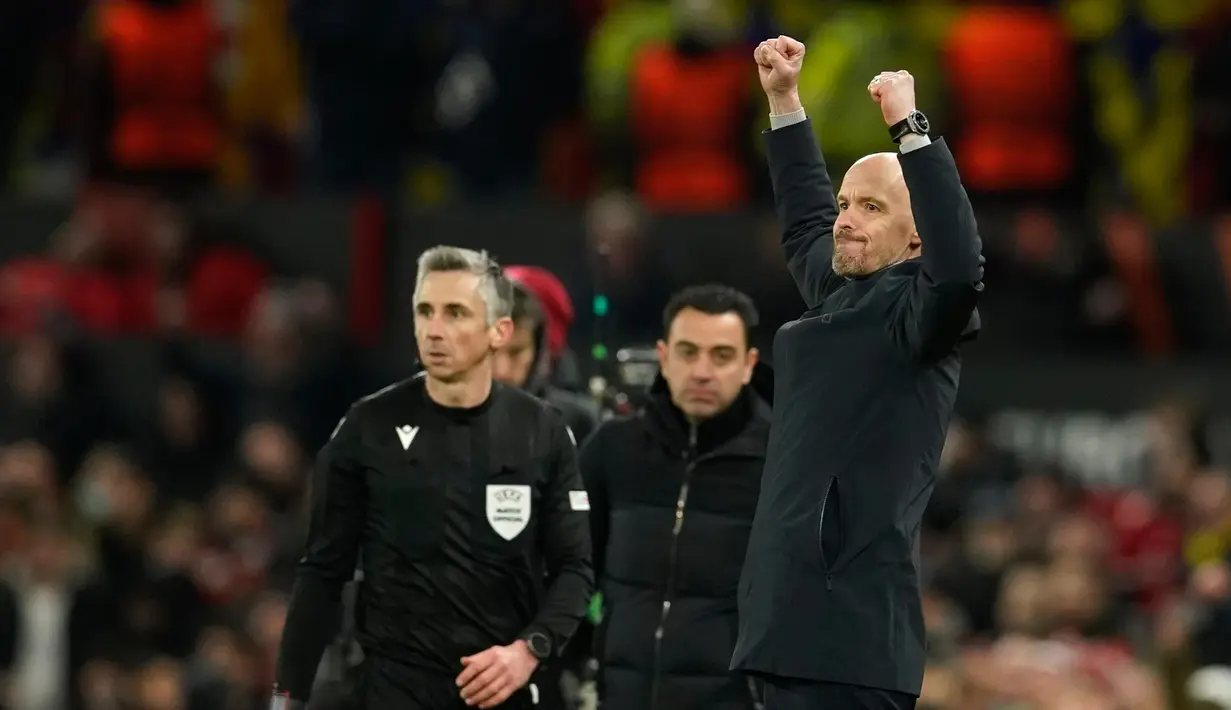 Pelatih Kepala Manchester United, Erik Ten Hag ketika merayakan berakhirnya pertandingan sepak bola leg kedua playoff Liga Europa antara Manchester United dan Barcelona di Stadion Old Trafford di Manchester, Inggris, Kamis, 23 Februari 2023. Manchester United menang 2-1. (AP Photo/Dave Thompson)