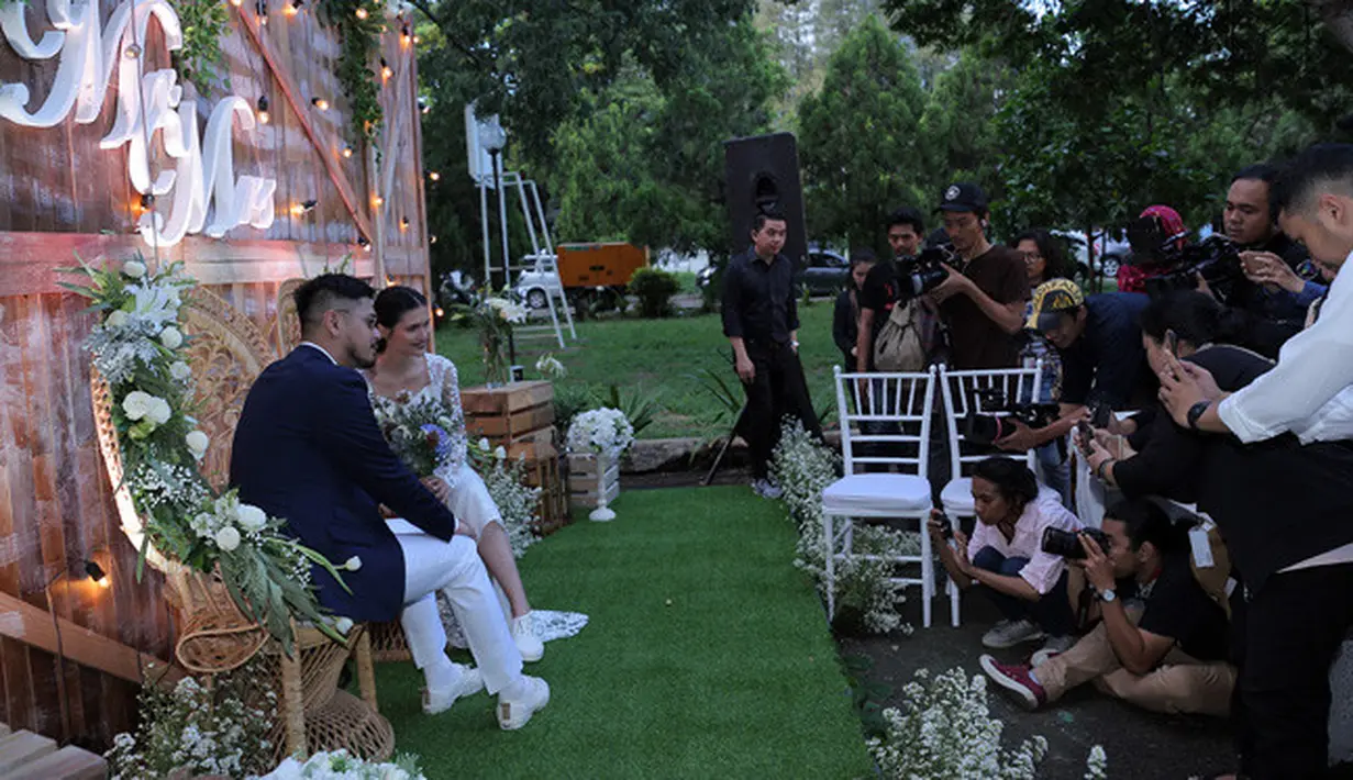 Petra dan istri usai menjalani pemberkatan nikah mengungkapkan kebahagiaannya di depan wartawan setelah resmi mempersunting perempuan yang telah dua tahun menjadi kekasihnya tersebut. (Deki Prayoga/Bintang.com)