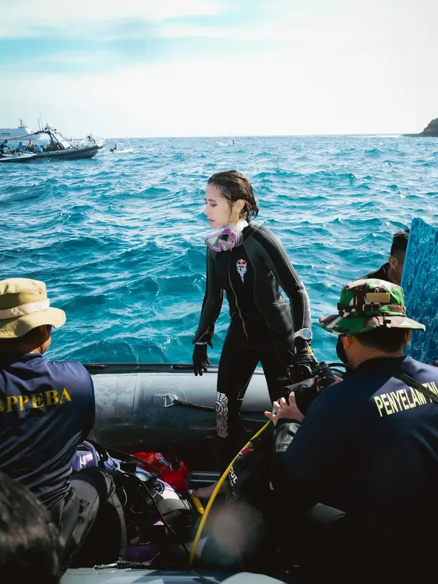 Bare Face tapi Tetap Stunning, Potret Prilly Latuconsina Jadi Tim Inti Rescue Diver Red Bull Cliff Diving Curi Perhatian