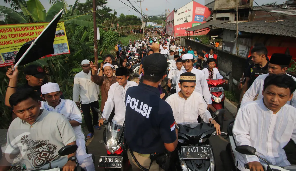 Petugas berjaga saat unjuk rasa di depan Masjid Jemaah Ahmadiyah di Depok, Jawa Barat, Jumat (24/2). Meskipun bangunannya telah disegel, massa tetap menuntut agar aliran Ahmadiyah dibubarkan. (Liputan6.com/Immanuel Antonius)