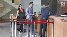 Putra dan putri Setya Novanta, Dwina Michaella dan Rheza Herwindo seusai menjalani pemeriksaan di gedung KPK, Jakarta, Rabu (28/3). Dwina dan Rheza diperiksa sebagai saksi untuk sebagai untuk dua tersangka kasus e-KTP. (Liputan6com/Herman Zakharia)