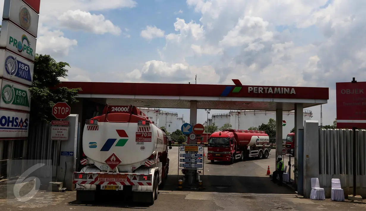 Aktivitas mobil tangki milik Pertamina di Depo Pertamina Plumpang, Jakarta Utara, Selasa (1/11). Meski adanya aksi mogok kerja Awak Mobil Tangki (AMT), di lokasi masih ada mobil-mobil tangki milik Pertamina yang beroperasi. (Liputan6.com/Faizal Fanani)