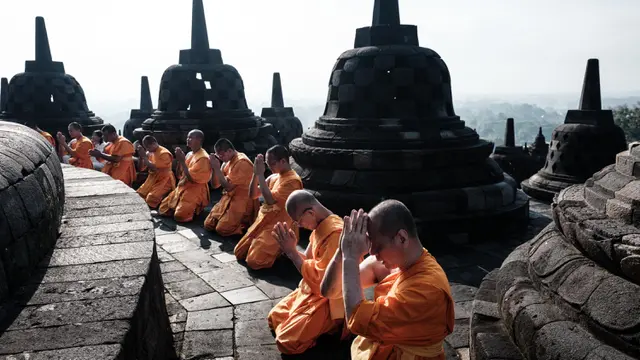 Khidmat, Puluhan Biksu Buddha Panjatkan Doa di Puncak Candi Borobudur