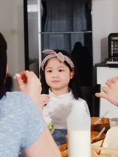 Setelah anak melakukan kesalahan, ajak ia untuk berbicara dengan lembut untuk membantunya dalam mengenali perasaan bersalahnya. [Dok/freepik.com/tirachardz]