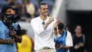 Gareth Bale menyapa para fans sebelum laga MLS 2022/2023 antara Los Angeles FC menghadapi Los Angeles Galaxy di California Stadium, Los Angeles (8/7/2022). Sayap kanan Wales yang baru saja memutuskan pensiun pada 9 Januari 2023 bersama Los Angeles FC ini memiliki hobi lain di luar sepak bola yaitu golf. Dalam beberapa kesempatan saat bertanding atau berlatih, ia kerap memperagakan beberapa gerakan cabor golf, seperti saat berselebrasi setelah mencetak gol. Kabarnya ia memang akan menggeluti golf setelah memutuskan pensiun. (AFP/Getty Images/Ronald Martinez)