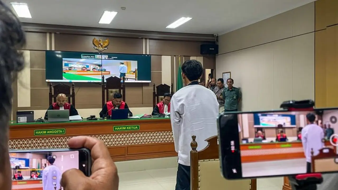 Sidang kasus pembunuhan satu keluarga di Indramayu.
