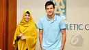 Risty Tagor dan Stuart Collin menggelar konferensi pers di kawasan Sudirman, Jakarta, Rabu (8/4/2015). Keduanya memberi klarifikasi mengenai pertunangan mereka yang berlangsung beberapa waktu hari lalu. (Liputan6.com/Faisal R Syam) 