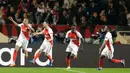 Penyerang AS Monaco, Kylian Mbappe (kiri) melakukan selebrasi usai mencetak gol ke gawang Manchester City di leg kedua babak 16 besar Liga Champions di stadion Louis II, Monaco (16/3). AS Monaco menang 3-1 atas City dengan aggregat 6-6. (AP/Claude Paris)
