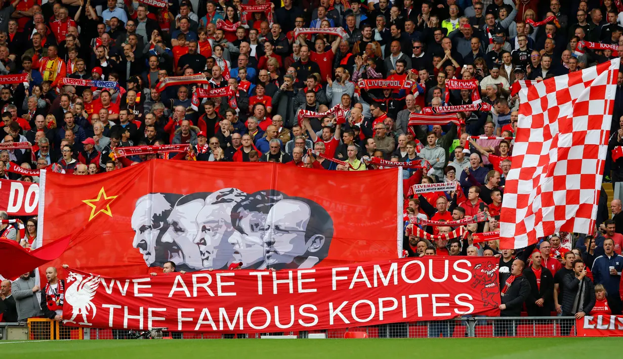 Suporter Liverpool merayakan merayakan kemenangan timnya atas Hull City dalam laga Premier League di Stadion Anfield, Sabtu (24/9/2016). (Reuters/Eddie Keogh)