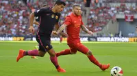Luis Suarez saat dibayangi Alberto Moreno di Liverpool vs Barcelona (Reuters / Hannah McKay)