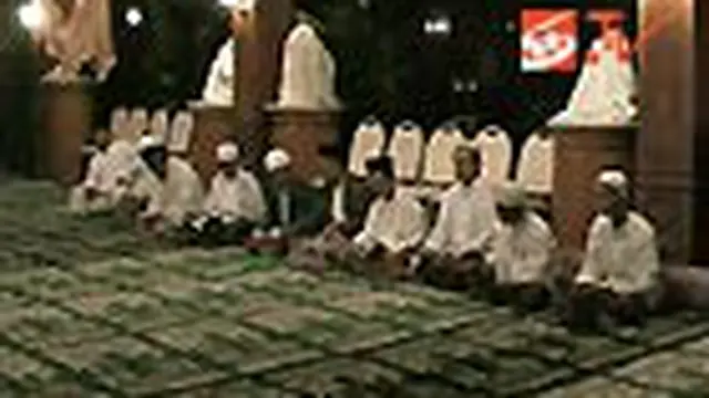 Keluarga dan sejumlah kerabat menanti kedatangan jenazah Hasri Ainun Habibie yang diperkirakan tiba Rabu nanti. Mereka mengadakan tahlilan. 