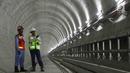 Pekerja berbicang di lokasi pembangunan proyek Mass Rapid Transit (MRT) di Jakarta, Kamis (19/10). Pembangunan MRT fase 1 (Lebak Bulus-Bundaran HI) per September 2017 telah mencapai 80,5 persen. (Liputan6.com/Immanuel Antonius)
