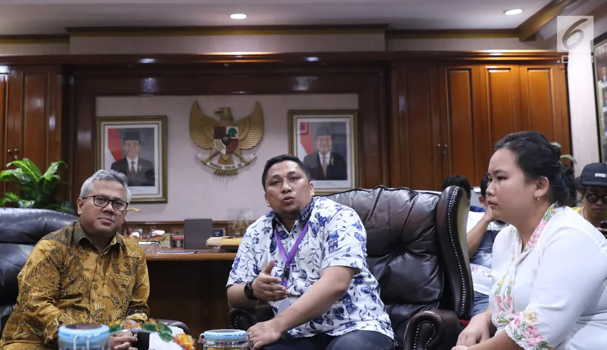 Direktur Pusat Studi Konstitusi FH Universitas Andalas, Feri Anshari (tengah) menjawab pertanyaan bersama Ketua KPU RI, Arief Budiman di Jakarta, Selasa (27/11). Pertemuan untuk menindaklanjuti putusan MK, MA dan PTUN. (Liputan6.com/Helmi Fithriansyah)