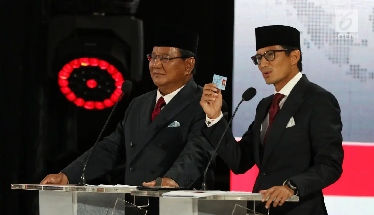 Capres dan Cawapres nomor urut 02 Prabowo Subianto-Sandiaga Uno beradu gagasan selama Debat Pilpres 2019 kelima di Jakarta, Sabtu (13/4). Debat kelima merupakan debat terakhir dalam masa kampanye dan mengambil tema Ekonomi, Kesejahteraan Sosial, Keuangan dan Investasi. (Liputan6.com/Johan Tallo)