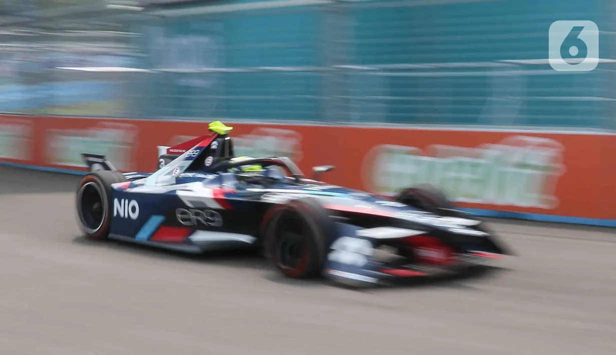 Pembalap tim Nio 333 Racing, Sette Camara melaju saat kualifikasi seri kesebelas balapan Formula E 2023 Jakarta di Jakarta International E-Prix Circuit (JIEC), Jakarta, Minggu (4/6/2023). (Liputan6.com/Herman Zakharia)