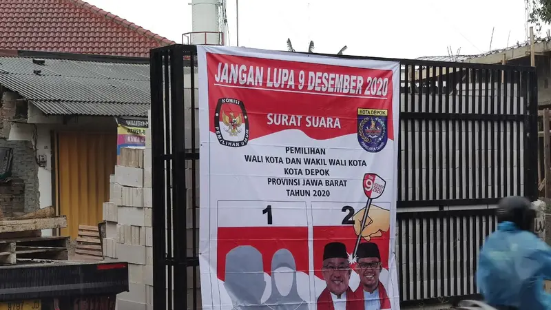 Pada hari terakhir kampanye Pilkada Kota Depok, Bawaslu menemukan alat peraga kampanye paslon yang menggunakan logo Pemerintah Kota Depok dan KPU Kota Depok.