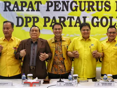 Ketua Umum Partai Golkar Airlangga Hartarto (ketiga kanan) didampingi Sekjen Lodewijk Paulus, Bendahara Umum Robert Kardinal, dan Ketua DPP Kahar Muzakir saling bergenggaman tangan saat rapat pleno DPP Partai Golkar di Kantor DPP Golkar, Slipi, Jakarta, Selasa (5/11/2019). (Liputan6.com/JohanTallo)