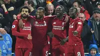 Para pemain Liverpool merayakan gol ke gawang Manchester United pada laga Premier League di Anfield, Minggu (16/12/2018). (AFP/Paul Ellis)