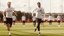 Pemain Manchester United, Rasmus Hojlund (kiri), dan Marcus Rashford, menjalani sesi latihan ringan dengan berlari di Carrington, Jumat (15/9/2023). (X/@ManUtd)