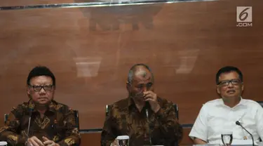 Menteri Dalam Negeri Tjahjo Kumolo bersama Ketua KPK Agus Rahardjo dan Sekretaris Menteri PAN-RB, Dwi Wahyu Atmaji memberikan keterangan terkait banyaknya anggota DPRD yang terlibat kasus korupsi, di Jakarta, Selasa (4/9). (Merdeka.com/Dwi Narwoko)