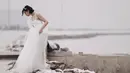 Ringgo Agus Rahman memotret Sheila Dara saat mengenakan gaun pengantin berwarna putih di tengah salju. (Foto: Instagram/@ringgoagus)
