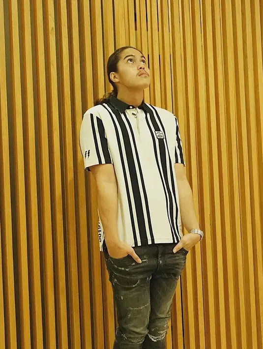 El Rumi memang tengah menjalani pendidikannya di London. Setelah berada di Indonesia selama kurang lebih enam bulan, kini ia sudah kembali ke negara tersebut. Ia pun tetap menaati peraturan yang ada untuk karantina selama 14 hari. (Instagram/elelrumi)