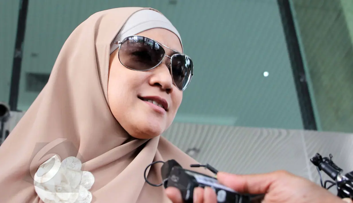 Meidiana Hutomo saat ditanya wartawan usai menjalani pemeriksaan oleh penyidik KPK di Jakarta, Jumat (29/5/2015). Mediana Hutomo diperiksa sebagai saksi terkait kasus dugaan korupsi pengadaan alat kesehatan (alkes) di Kemenkes. (Liputan6.com/Helmi Afandi)