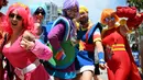 Cosplayer berkostum warna-warni berpose di luar pusat konvensi selama San Diego Comic Con International 2022 di San Diego, California (22/7/2022). San Diego Comic Con 2022 berlangsung selama empat hari ini dari 21-24 Juli. (AFP Photo/Robyn Beck)