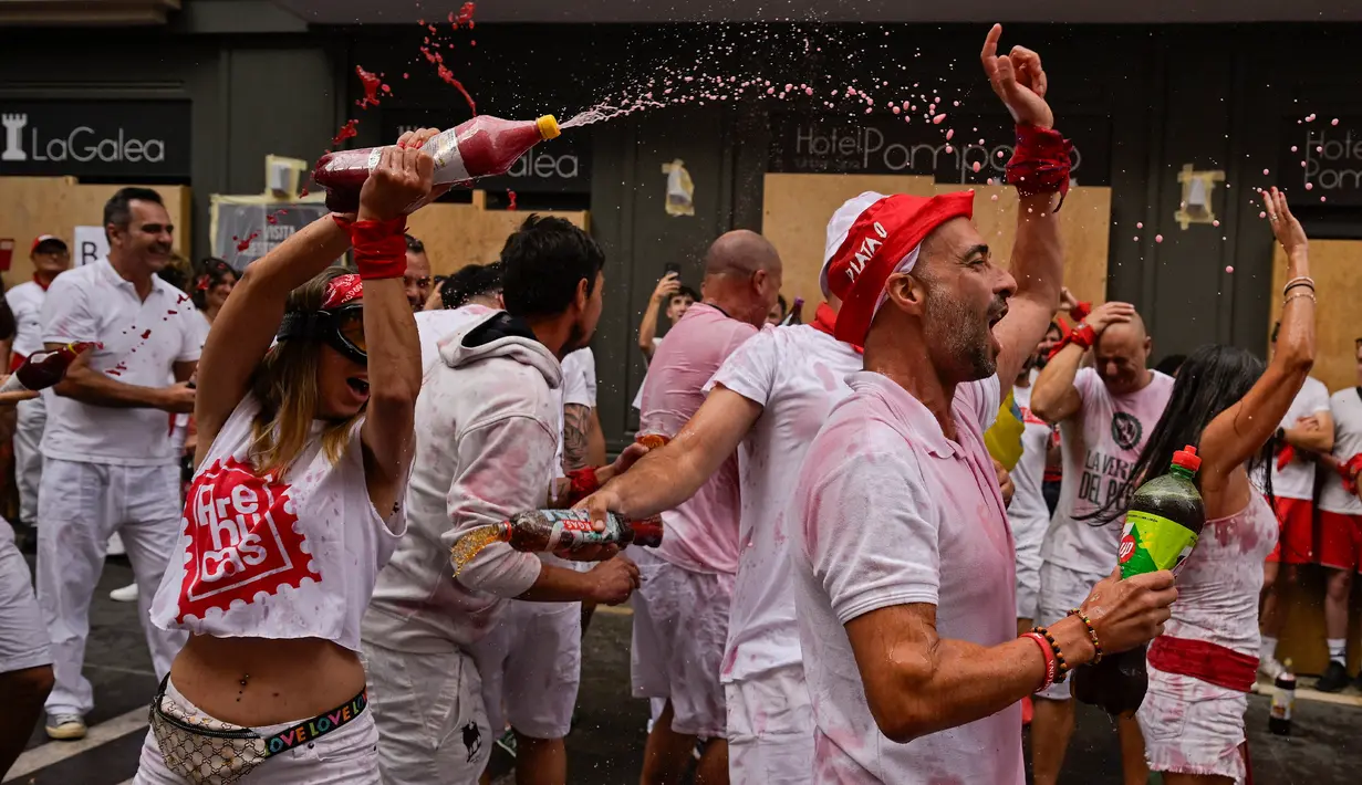 Selain lari banteng, Festival San Fermin juga menyuguhkan banyak pertunjukan seperti konser, tarian, dan pertunjukan tradisional lainnya. (AP Photo/Alvaro Barrientos)