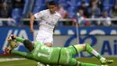 Gelandang Real Madrid, James Rodriguez, berusaha membobol gawang Deportivo pada laga La Liga Spanyol. Madrid kalah satu angka dari Barcelona yang berhasil menjadi juara. (AFP/Miguel Riopa)