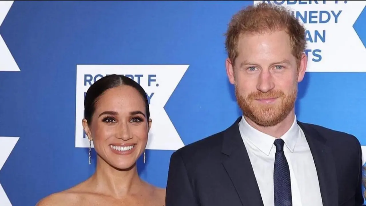 Meghan Markle Kenakan Cincin Putri Diana Seharga Rp1,5 Milyar Sambil Pamer Pundak dengan Gaun Putih