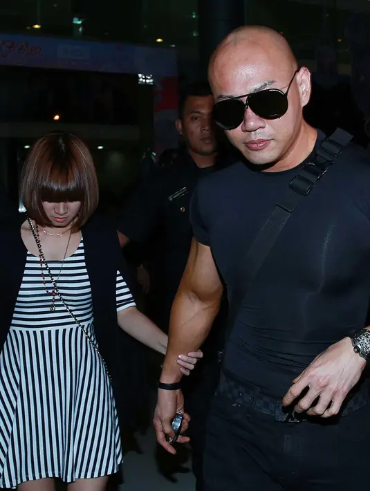 Deddy Corbuzier dan Chika Jessica tampak kompak dengan mengenakan pakaian berwarna hitam. (Deki Prayoga/Bintang.com)