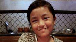 Wajahnya mirip, Aura Gutawa dan Gita Gutawa disebut mirip bak kembar. Cantik dan berprestasi, Aura Gutawa tentunya tak jauh berbeda dari Gita Gutawa. Saat pamer senyum manisnya ini, buah hati komposer dengan nama lengkap Aura Aria Gutawa itu semakin pancarkan pesonanya. Melalui laman Instagramnya, Gita Gutawa sering tuliskan kata-kata manis yang tuliskan khusus untuk adik tercintanya itu. (Liputan6.com/IG/@gitagut)