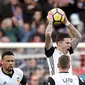 Penyerang Valencia Santiago Mina Lorenzo melakukan selebrasi usia mencetak gol ke gawang Real Madrid pada pertandingan La Liga Spanyol di stadion Mestalla, (27/1). Real Madrid menang 4-1. (AFP Photo/Jose Jordan)