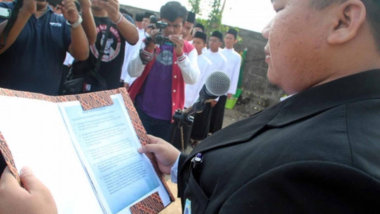 Hari Santri Nasional, ribuan santri di Kediri upacara pakai sarung