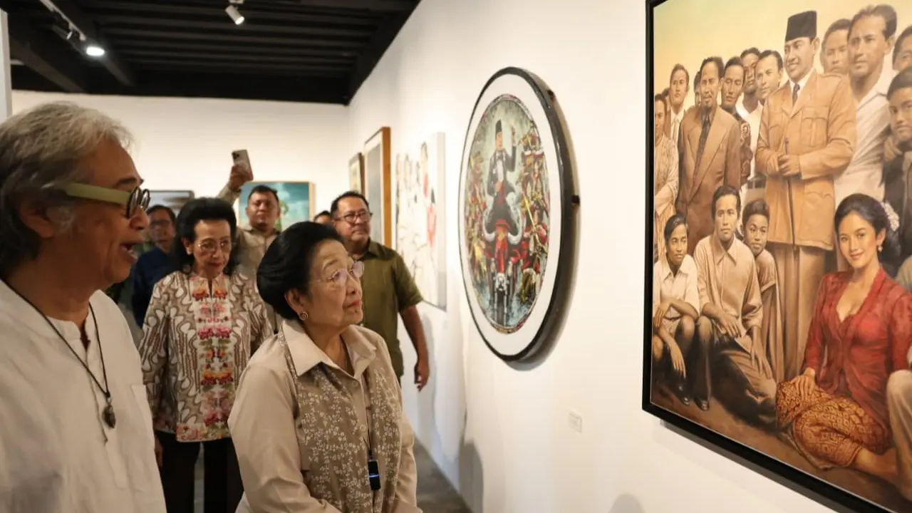 Presiden Kelima Republik Indonesia sekaligus Ketua Umum PDI Perjuangan (PDIP) Megawati Soekarnoputri membuka pameran seni rupa bertajuk 'Mata Hati Soekarno' di Le Gareca Space, Bantul, Yogyakarta.