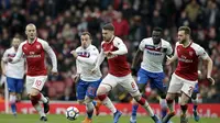Gelandang Arsenal Aaron Ramsey (tengah) menguasai bola pada laga Liga Inggris melawan Stoke City di Emirates Stadium, Minggu (1/4/2018). (AP Photo/Tim Ireland)