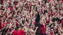 Pelatih Bayer Leverkusen, Xabi Alonso, merayakan gelar juara Bundesliga 2024 bersama suporter di BayArena, Sabtu (18/5/2024). (AP Photo/Michael Probst)