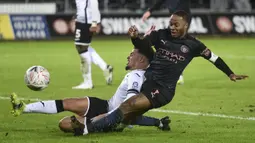 Gelandang Manchester City, Raheem Sterling (kanan) berebut bola dengan bek Swansea City, Joel Latibeaudiere dalam laga babak kelima Piala FA 2020/21 di Liberty Stadium, Rabu (10/2/2021). Manchester City menang 3-1 atas Swansea City. (AFP/Rebecca Naden/Pool)